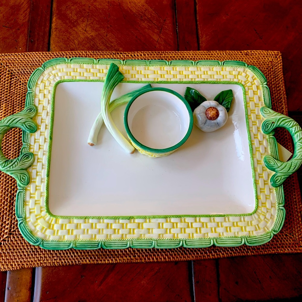 Mane Lion Chip and Dip with garlic and scallions.  Perfect condition.